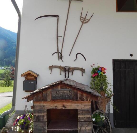 Hotel Peterhof – Komm Als Gast & Geh Als Freund