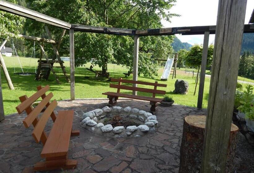 Hotel Peterhof – Komm Als Gast & Geh Als Freund