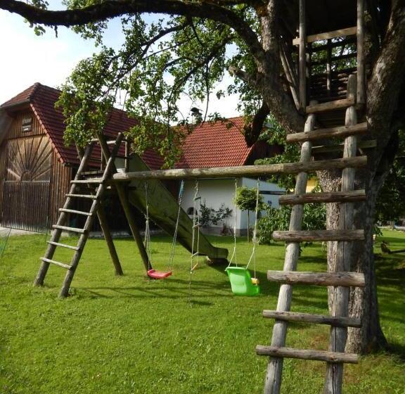 Hotel Peterhof – Komm Als Gast & Geh Als Freund