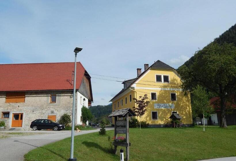 Hotel Peterhof – Komm Als Gast & Geh Als Freund