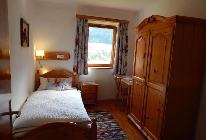 Hotel Peterhof – Komm Als Gast & Geh Als Freund