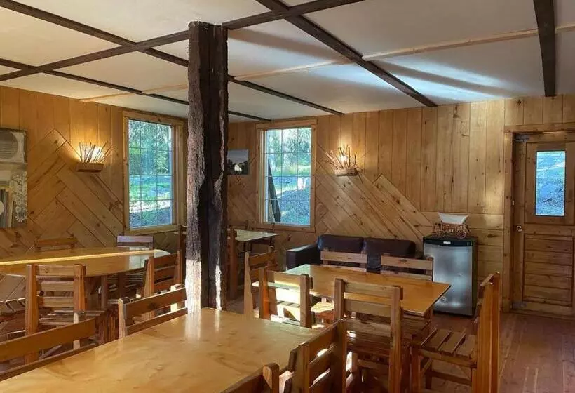 Hotelli Rustic Beaverfoot Lodge Room N8