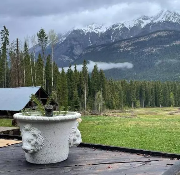 Hotelli Rustic Beaverfoot Lodge Room N8