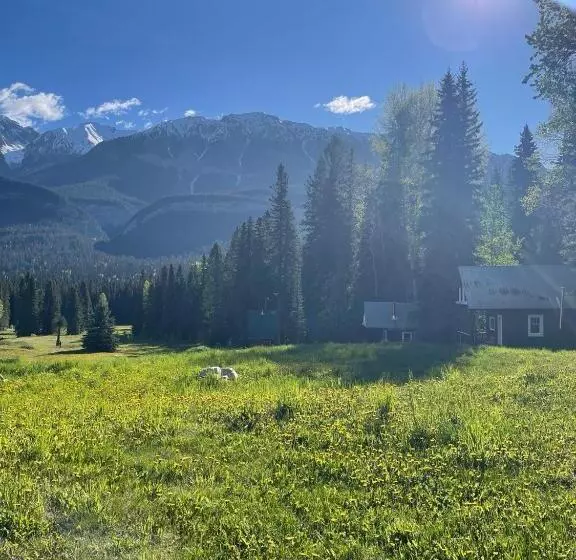 Hotelli Rustic Beaverfoot Lodge Room N8