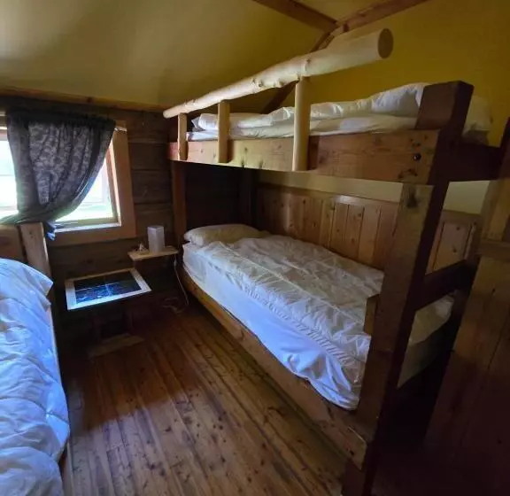 Hotelli Rustic Beaverfoot Lodge Room N8