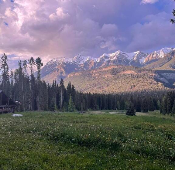 فندق Rustic Beaverfoot Lodge Room N8