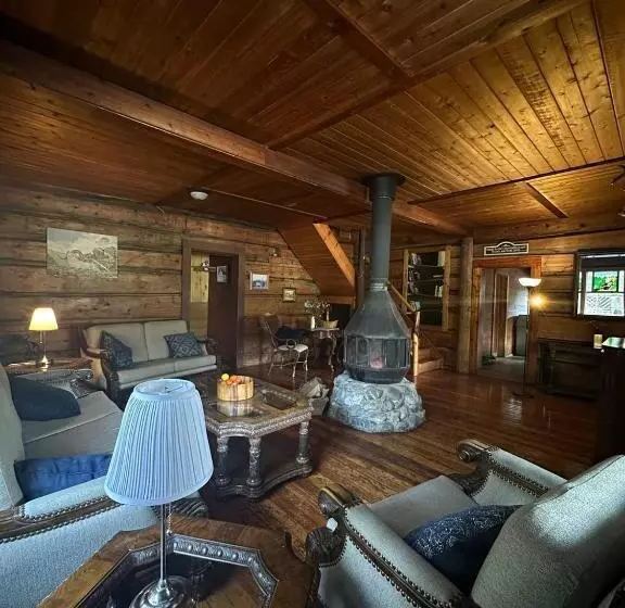 Hotelli Rustic Beaverfoot Lodge Room N8