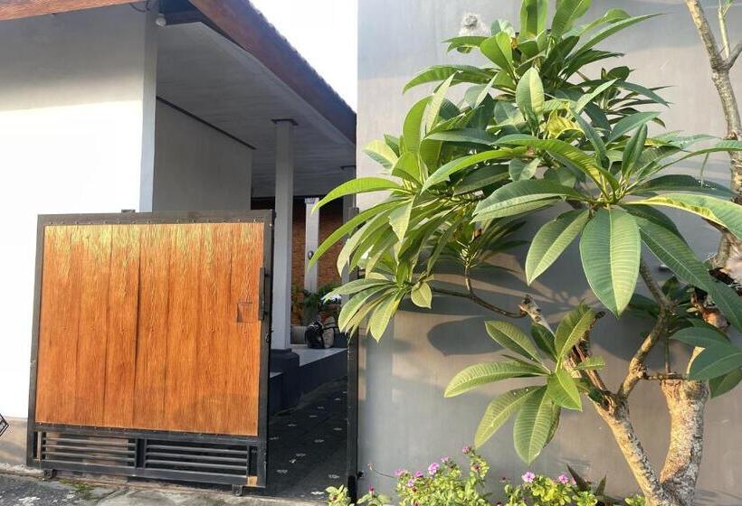 Отель Zee House