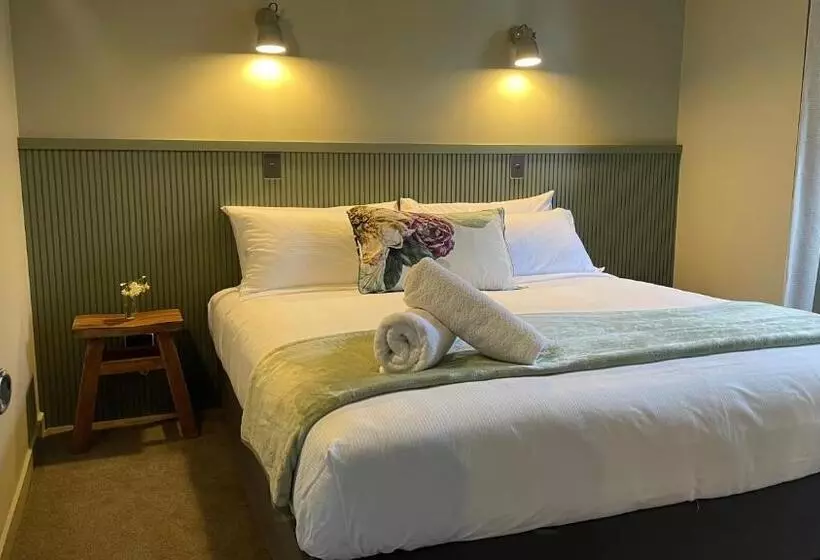 The Elmwood Motel