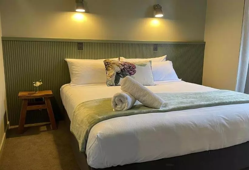 The Elmwood Motel