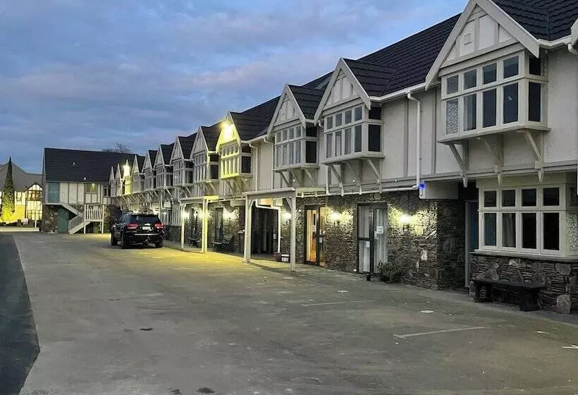 The Elmwood Motel