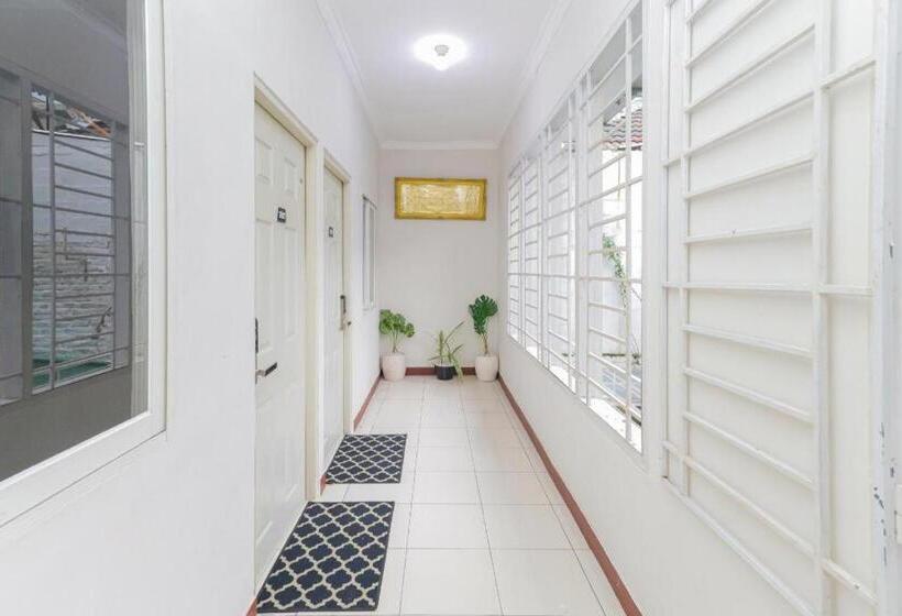 Urbanview Hotel Syariah Near Gelora Delta Sidoarjo