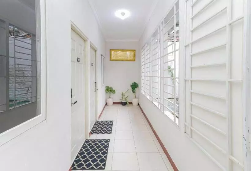 Urbanview Hotel Syariah Near Gelora Delta Sidoarjo