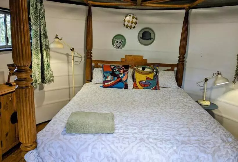 Hotelli Lush Huts Glamping
