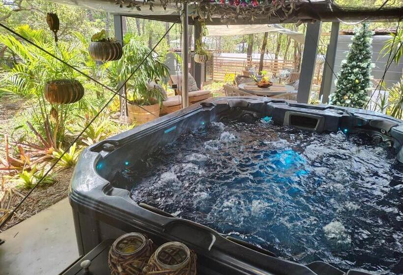 Отель Lush Huts Glamping