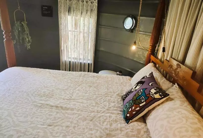 Hotelli Lush Huts Glamping