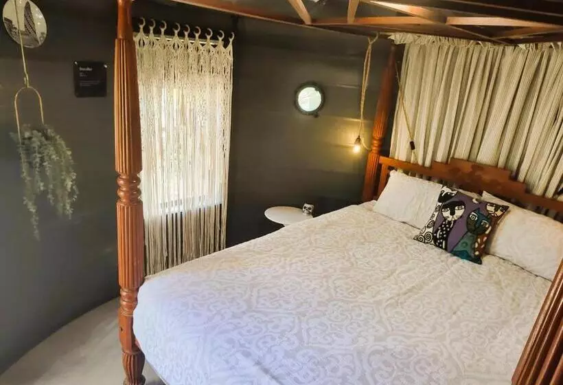 Hotelli Lush Huts Glamping