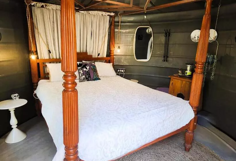 Hotelli Lush Huts Glamping