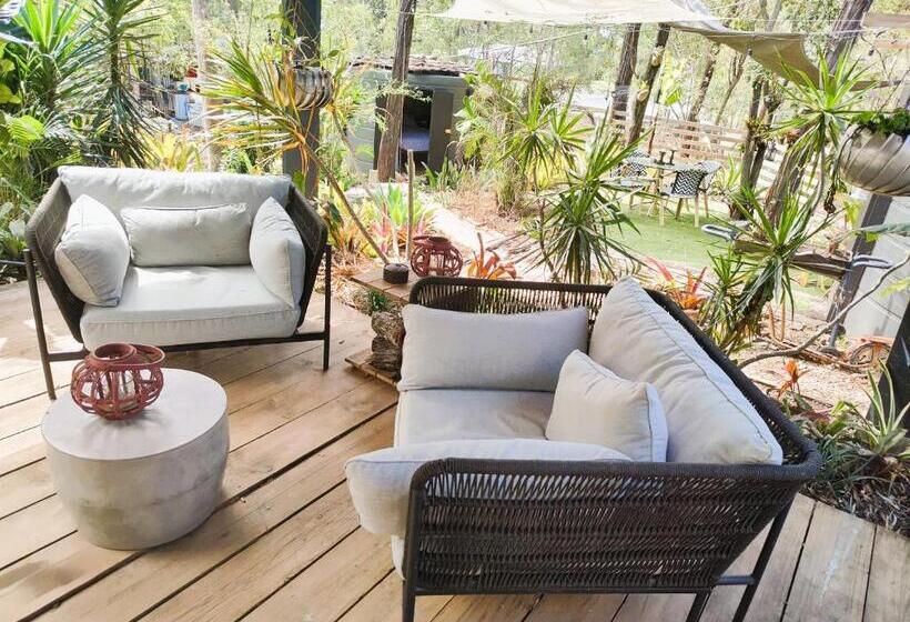 Отель Lush Huts Glamping