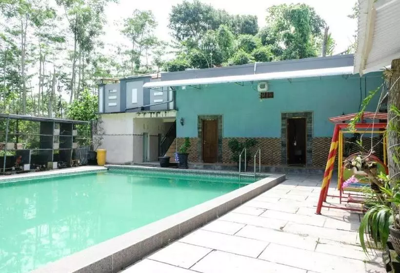 ホテル Oyo 563 Damar Mas Resort Lereng Kelud