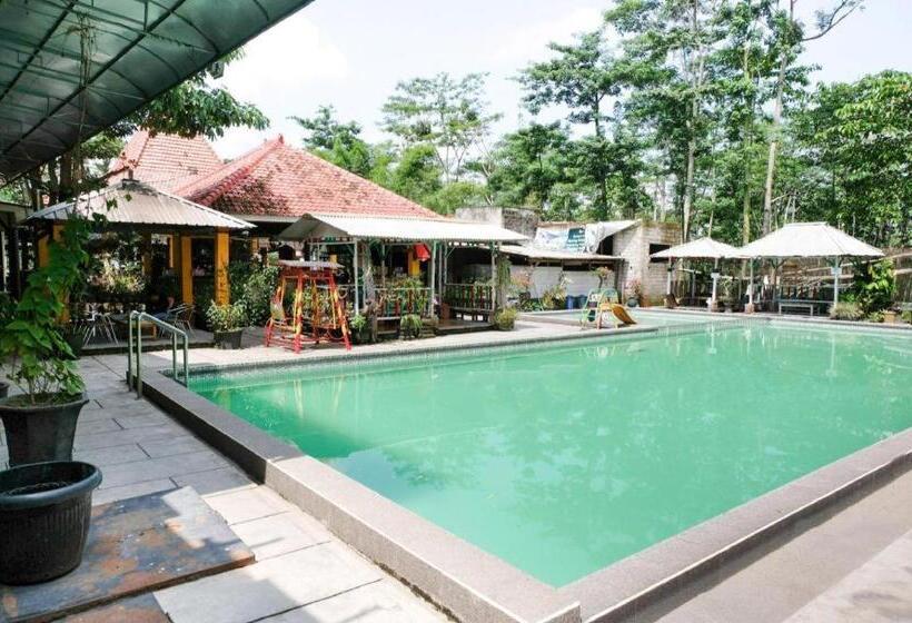 호텔 Oyo 563 Damar Mas Resort Lereng Kelud