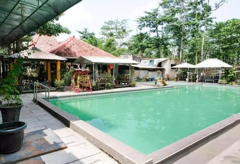 ホテル Oyo 563 Damar Mas Resort Lereng Kelud