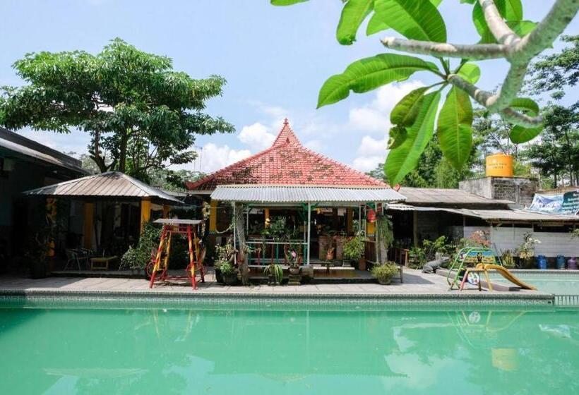 호텔 Oyo 563 Damar Mas Resort Lereng Kelud