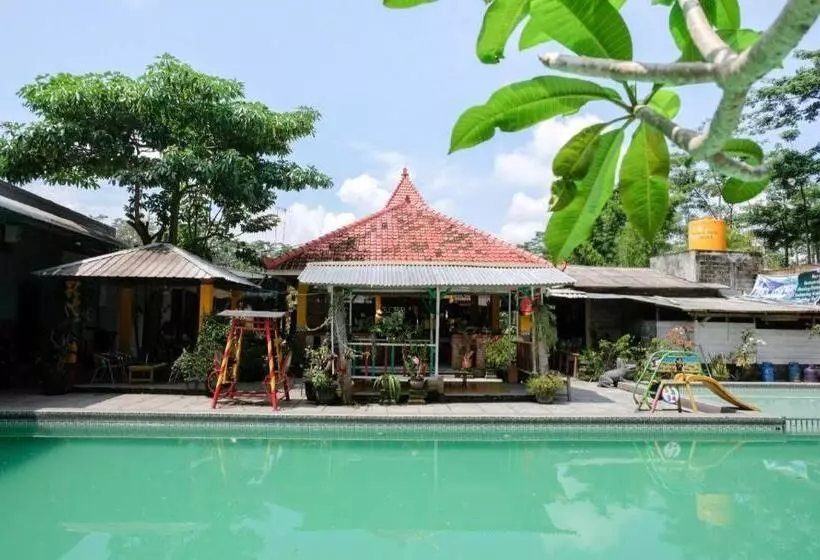 ホテル Oyo 563 Damar Mas Resort Lereng Kelud