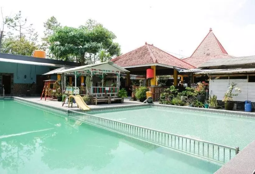 ホテル Oyo 563 Damar Mas Resort Lereng Kelud