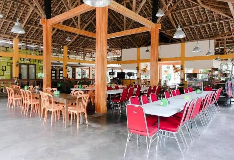 ホテル Oyo 563 Damar Mas Resort Lereng Kelud