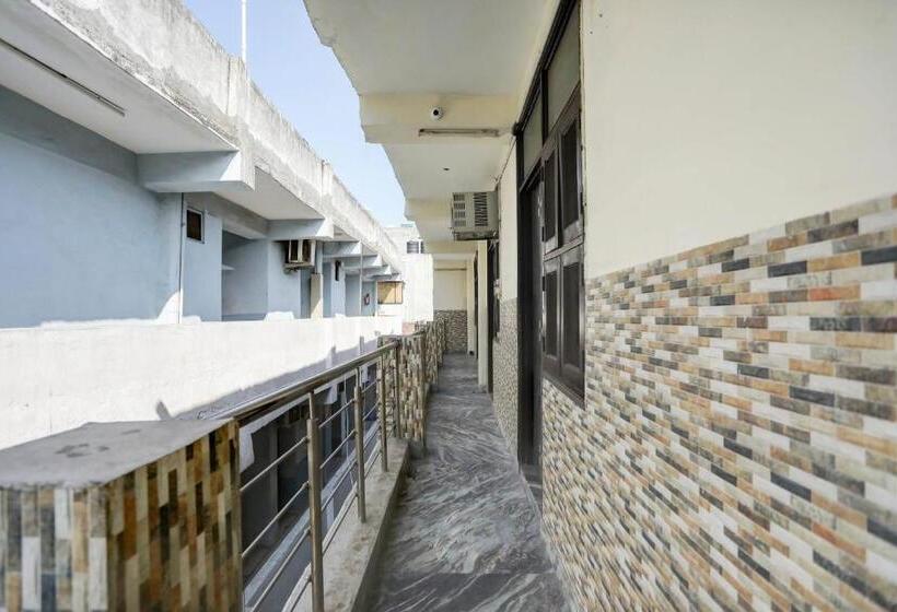 Отель O The Glory Near Sector 18 Metro