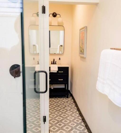 Отель Speakeasy Queen Suite