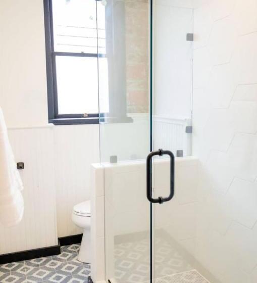 Отель Speakeasy Queen Suite