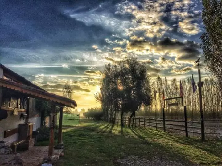 هتل Agriturismo La Strozza