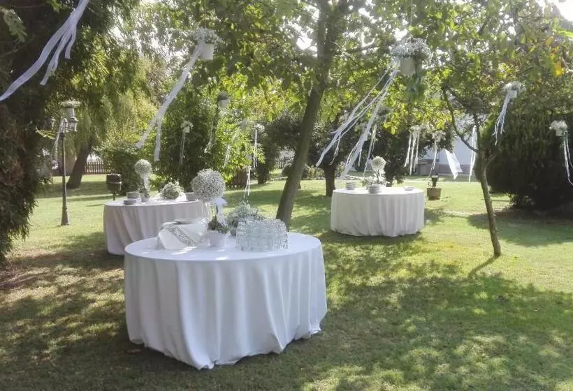 هتل Agriturismo La Strozza