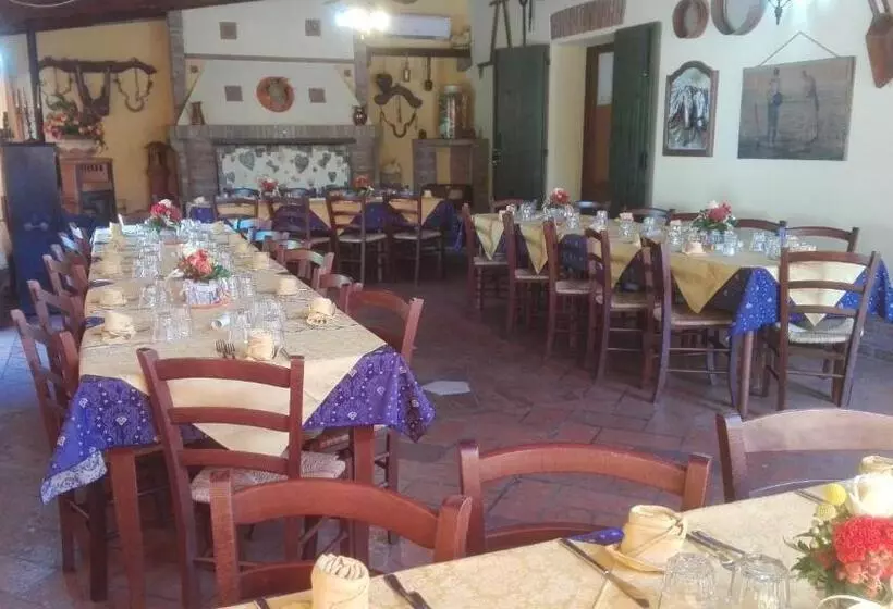 هتل Agriturismo La Strozza
