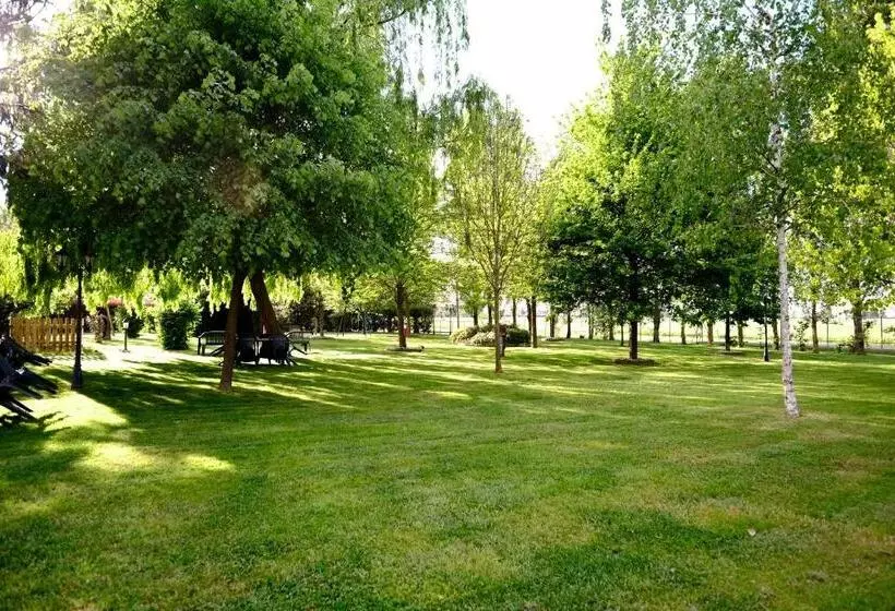 هتل Agriturismo La Strozza