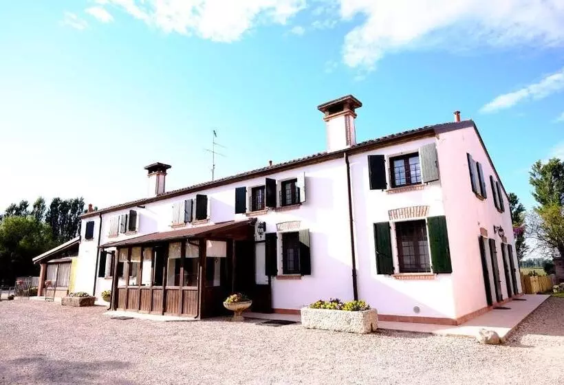 هتل Agriturismo La Strozza
