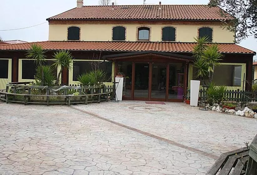 ホテル L Oasi Di Pierino