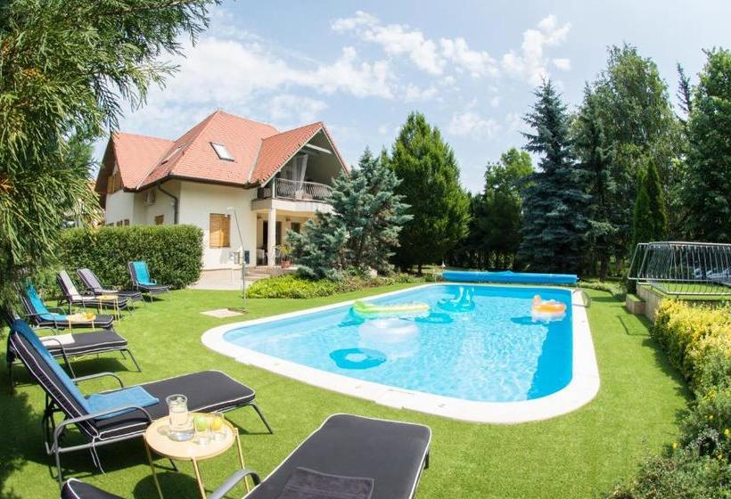 Отель Villa Oliva Boutique Rooms & Spa Zamárdi