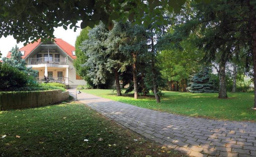 Отель Villa Oliva Boutique Rooms & Spa Zamárdi