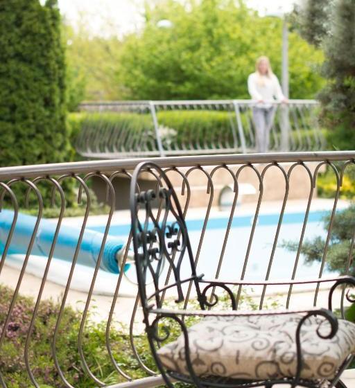 Отель Villa Oliva Boutique Rooms & Spa Zamárdi