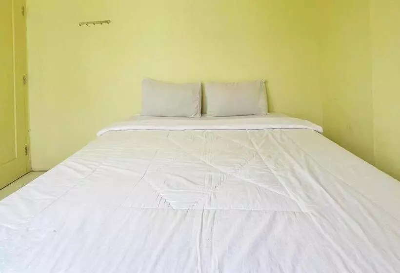 Hotelli Reddoorz Near Soekarno Hatta Airport 3