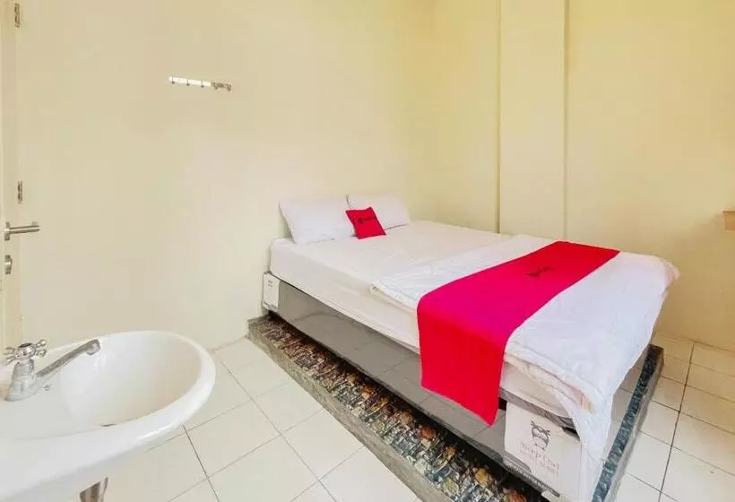 Hotelli Reddoorz Near Soekarno Hatta Airport 3