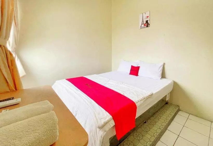 Hotelli Reddoorz Near Soekarno Hatta Airport 3
