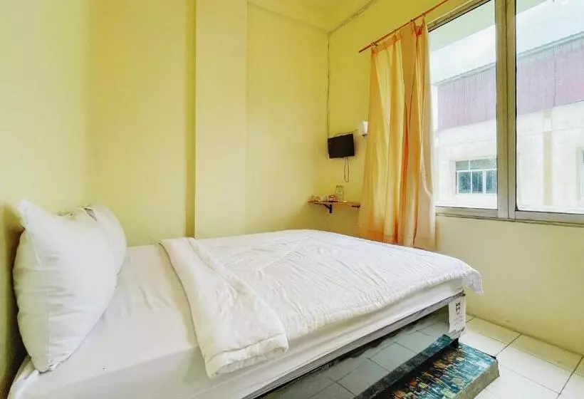 Hotelli Reddoorz Near Soekarno Hatta Airport 3