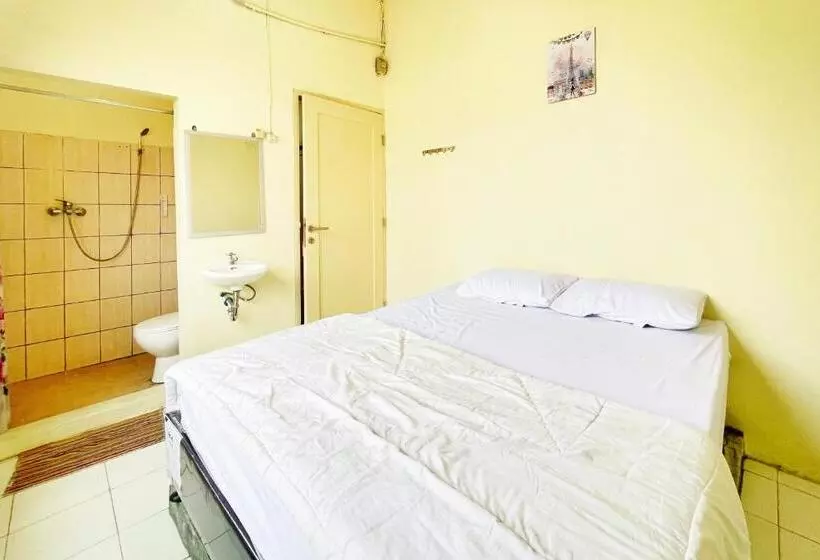 Hotelli Reddoorz Near Soekarno Hatta Airport 3