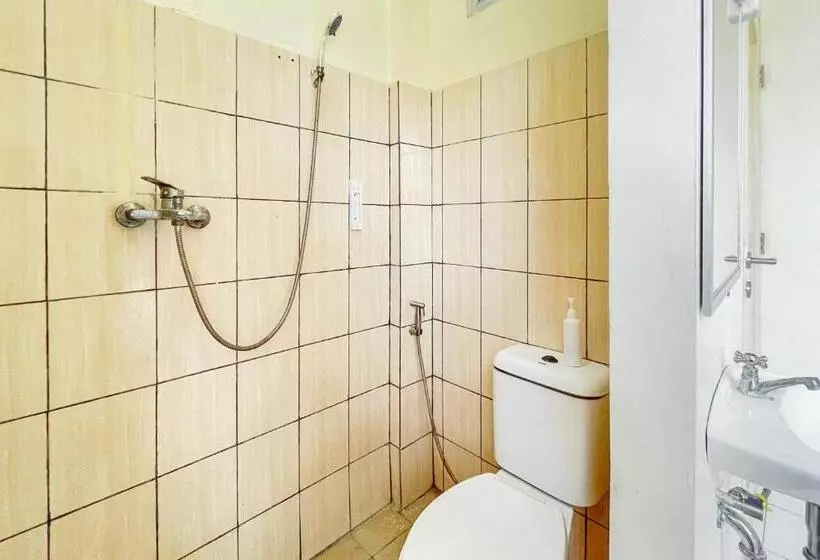 Hotelli Reddoorz Near Soekarno Hatta Airport 3