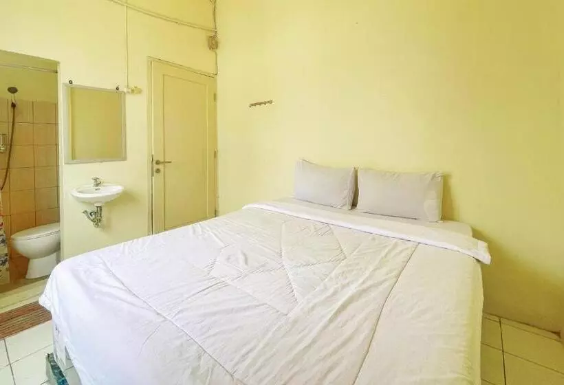 Hotelli Reddoorz Near Soekarno Hatta Airport 3