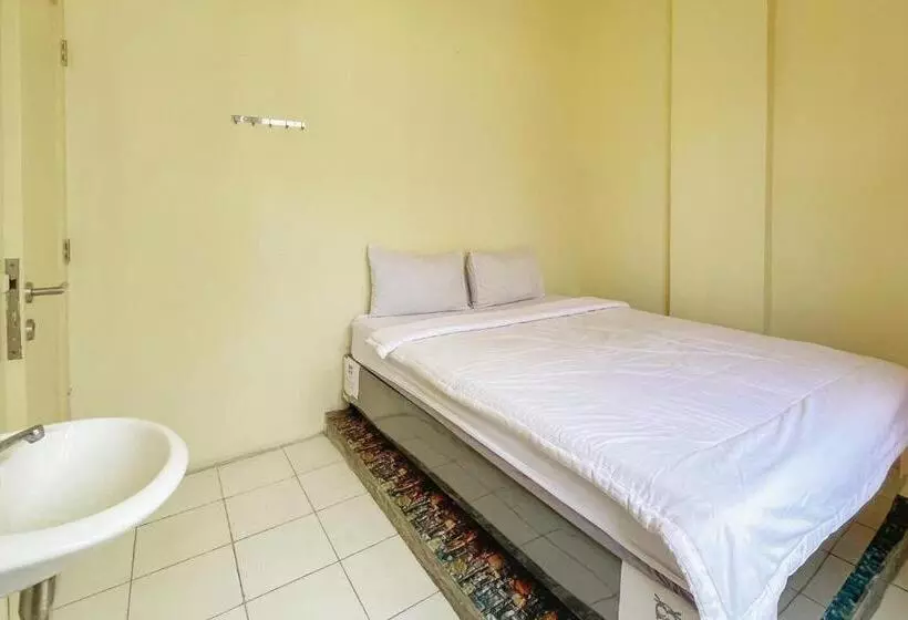 Hotelli Reddoorz Near Soekarno Hatta Airport 3